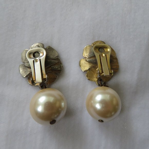 Vintage 1980s Clip On Drop Earrings With Flower And Pearl Like Drop - Picture 3 of 3